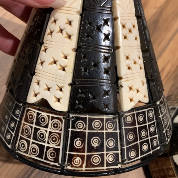 Set of vintage carved bone and horn large beads made into mini lamp shades 4-5” - Picture 7 of 8